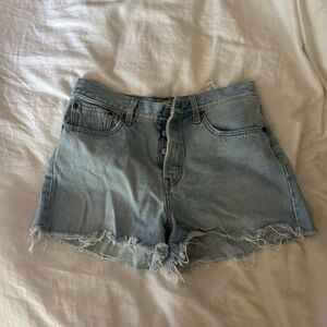 Levi’s Wedgie Short in a light wash
